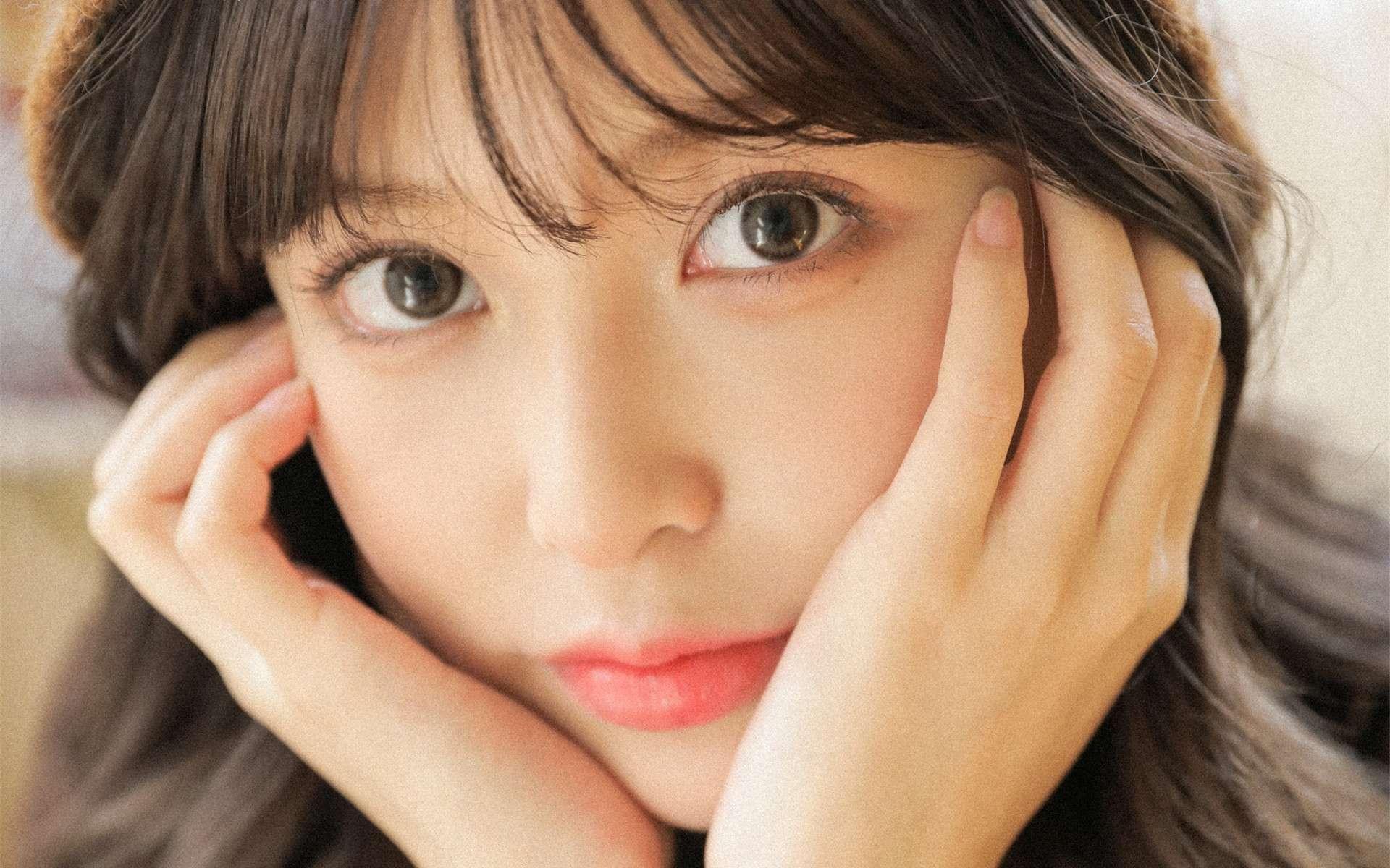 光著腳站在門(mén)口