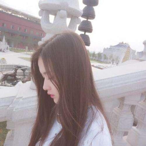 她簽了合約