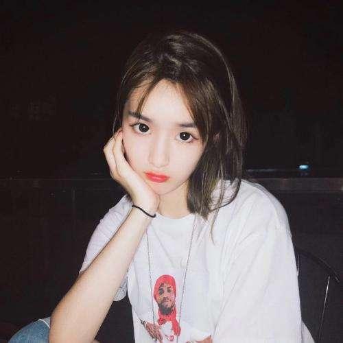她很美