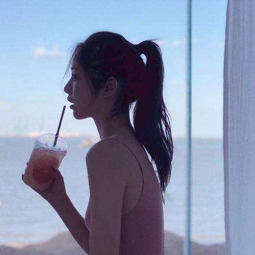 按住她的小腦袋