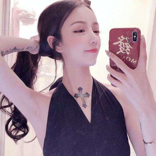 又見紫發少女！