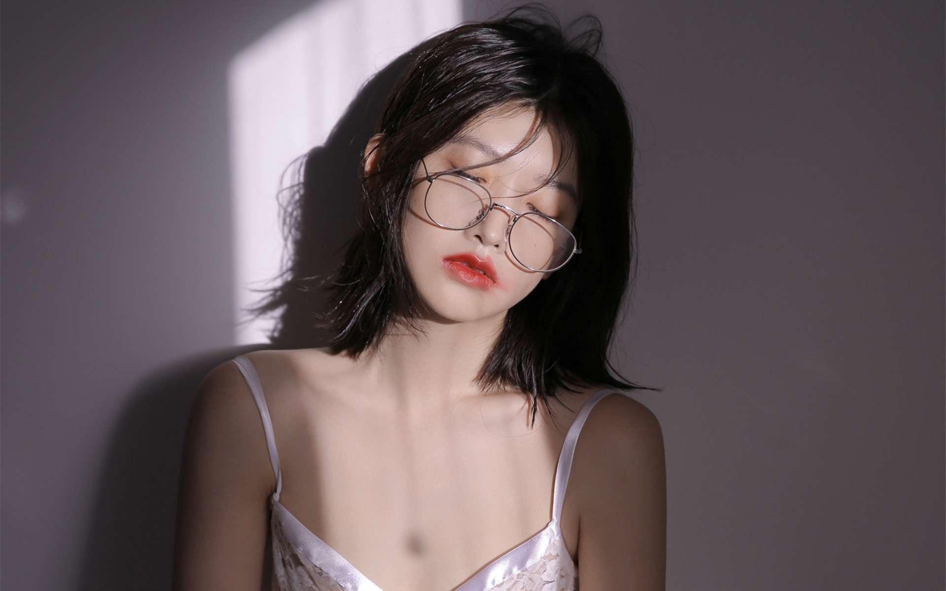 小燈泡打人了