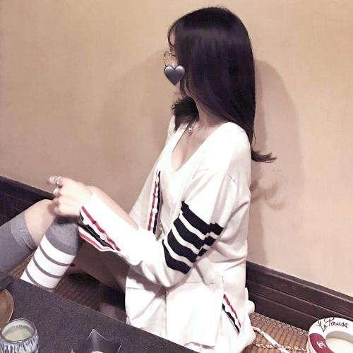男生和女生一起相嗟嗟嗟