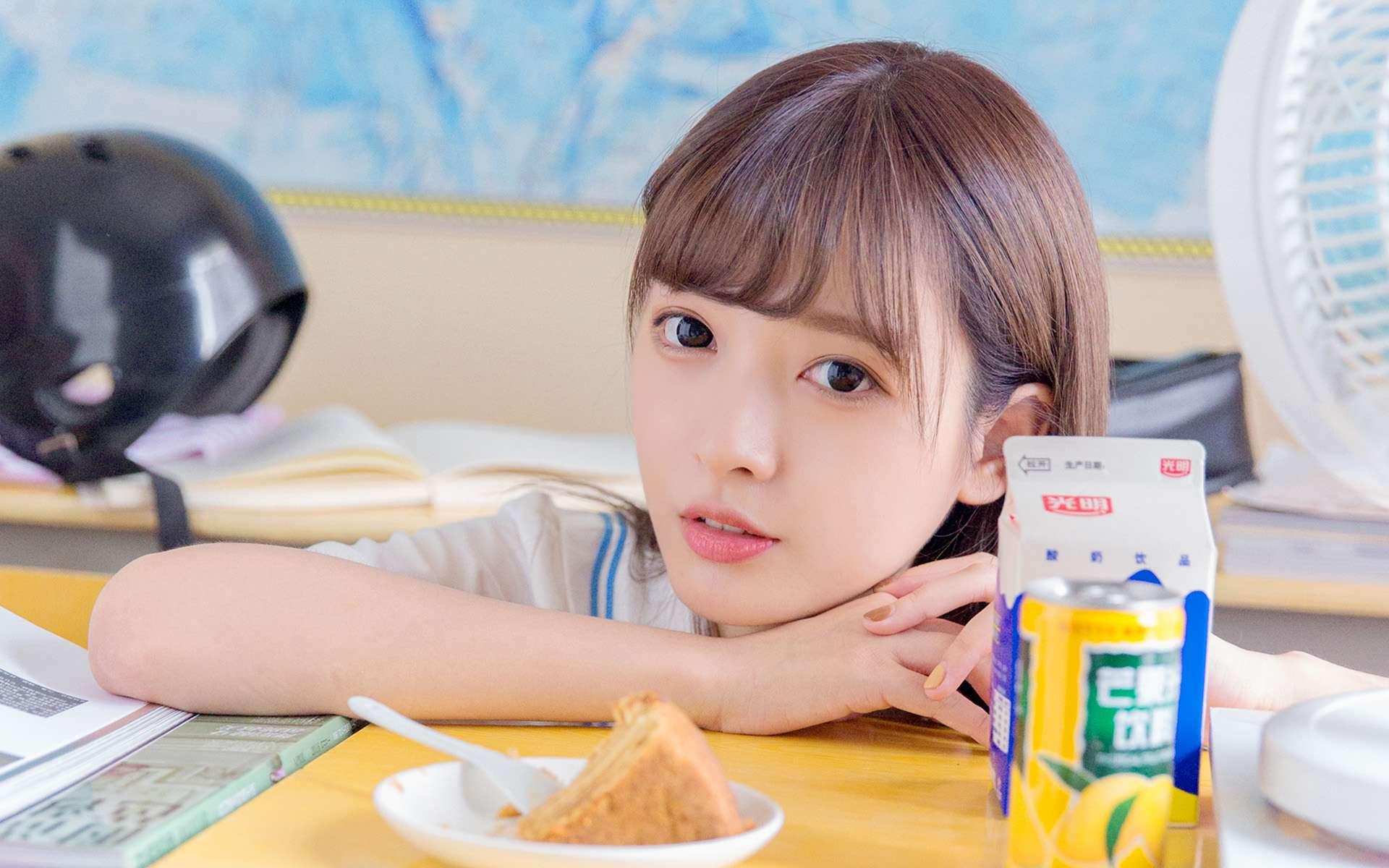 美女露出粉嫩的尿口