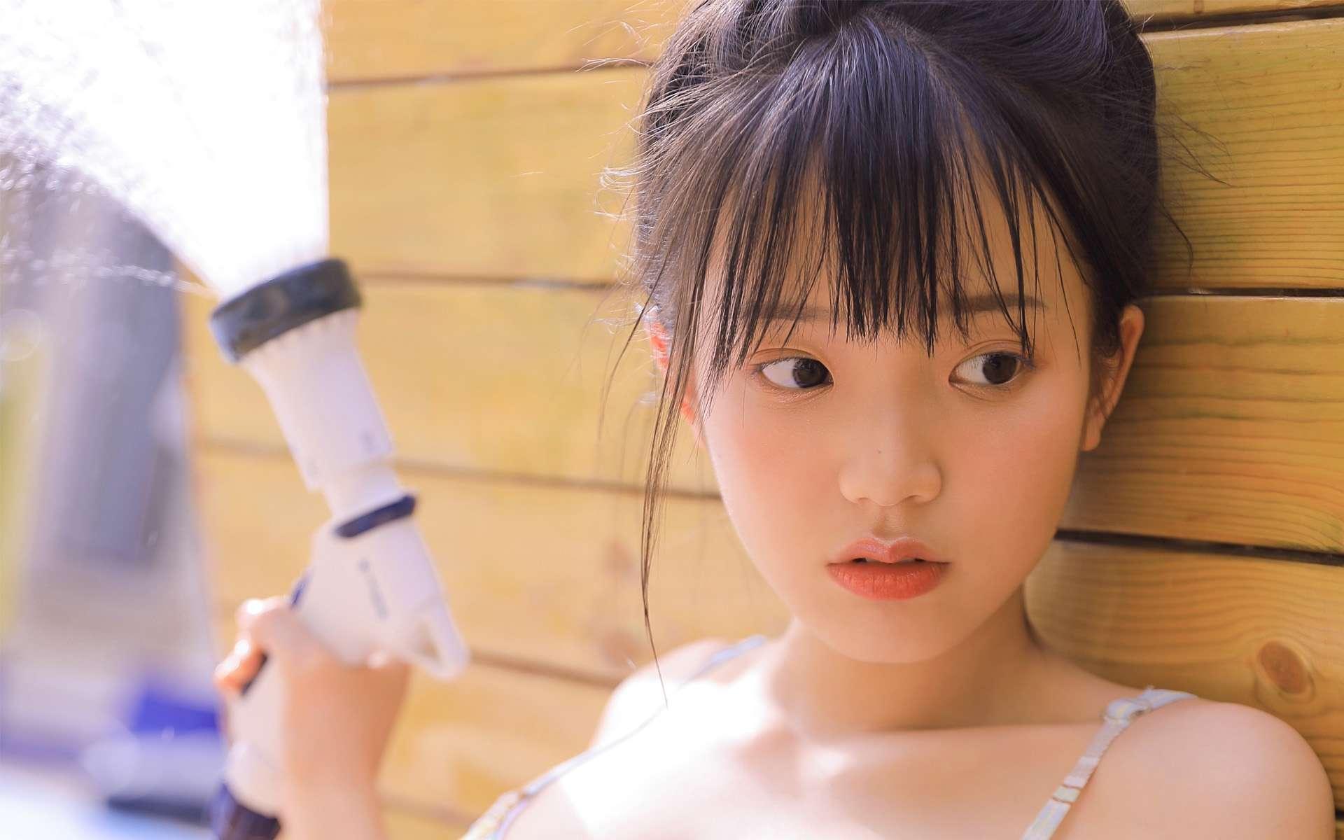 左擁右抱