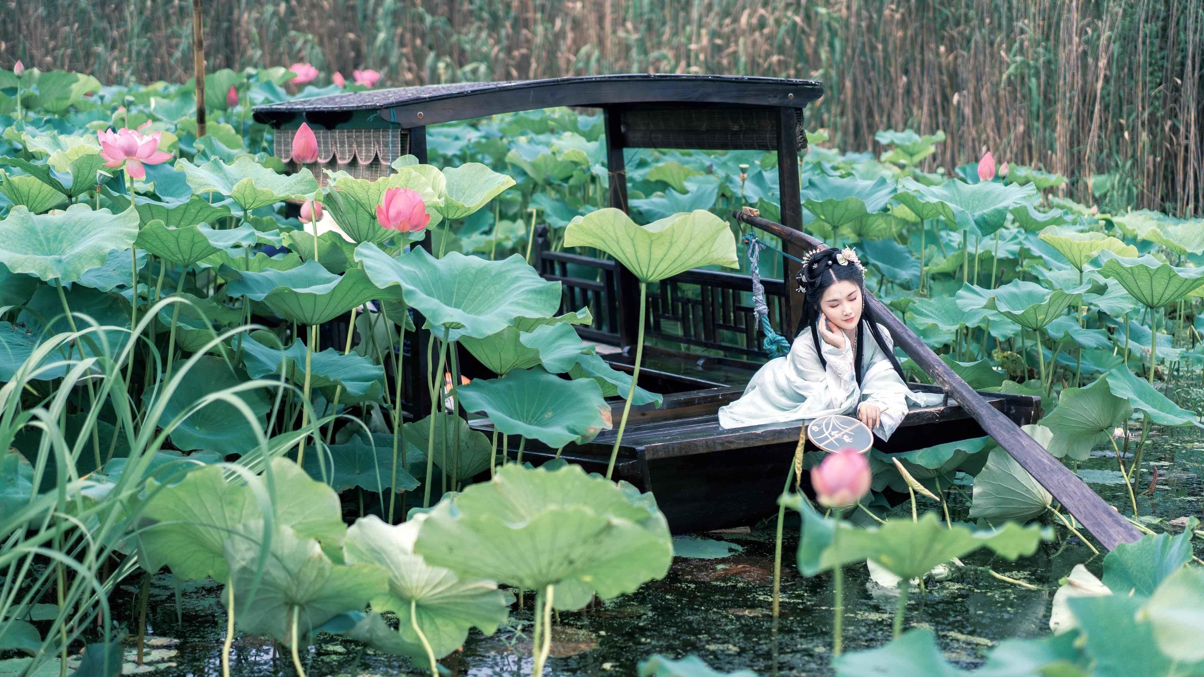 被臭袜子堵住嘴和鼻子