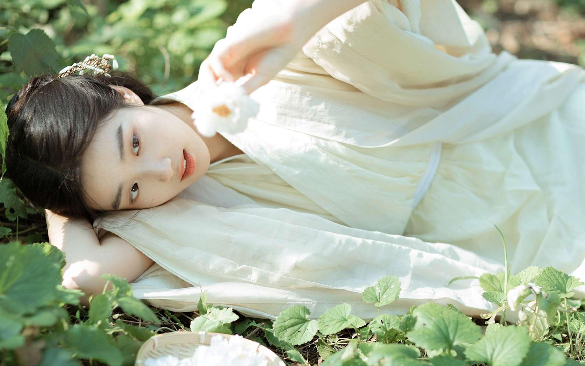 在她面前站了起來