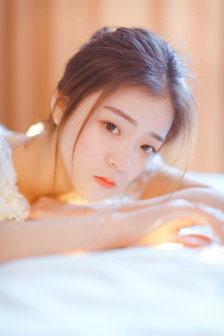 楊柳依依的少女