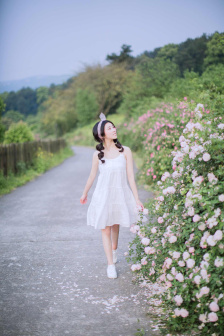 滿桌子的支票和股權！