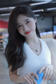 都是女兒在養她