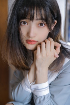 她被為難了